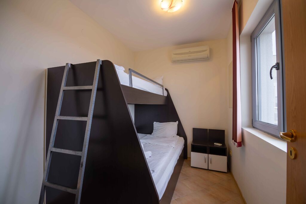 Двуетажно легло в двуспален апартамент - Бяла Панорама Ризорт